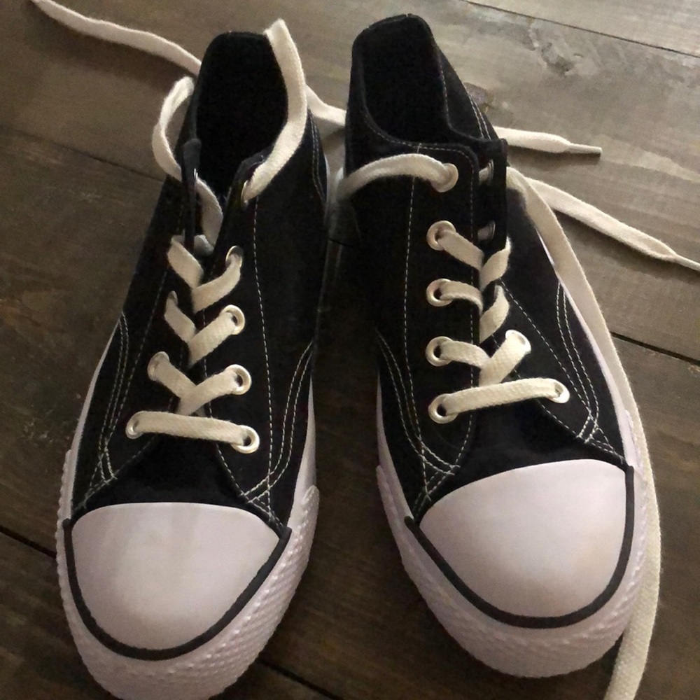 airwalk black and white sneakers♥︎